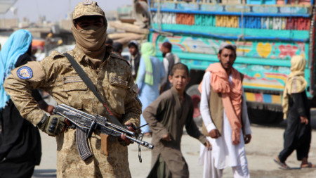 Боец на талибаните на пост на границата между Афганистан и Пакистан в Спин Болдак.