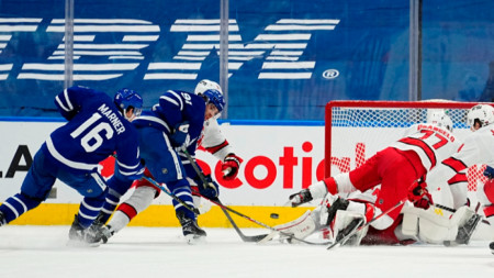 Хокеистите на Торонто (в синьо) спечелиха с 2:1.