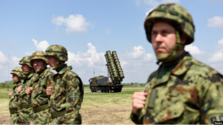Войници от сръбската армия стоят близо до китайска ракетна система със среден обсег FK-3