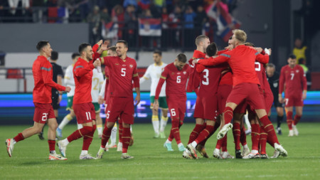 Сърбите ликуват след последния съдийски сигнал в мача с България, завършил 2:2.