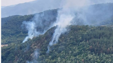 Снимката от борда на гасящия пожара хеликоптер МИ-17