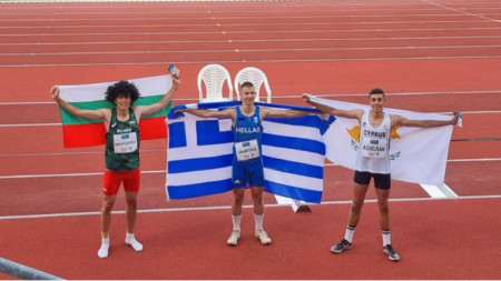 Боян Хаджитодоров с българското знаме след края на състезанието.