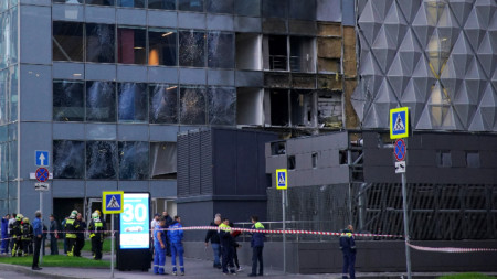 Спешните служби пред сграда с нанесени щети в Москва, 30 юли 2023 г.