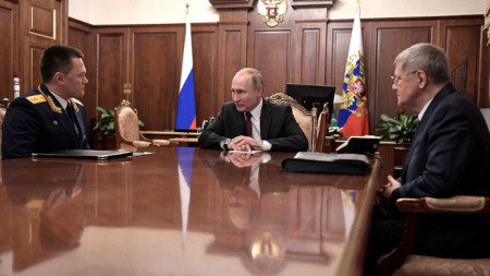 Владимир Путин разговаря днес с Игор Краснов (вляво) и с Юрий Чайка.