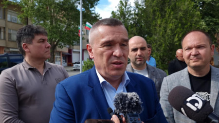 Министърът на земеделието Георги Тахов говори пред журналисти в Тенево -  27 май 2025 г.