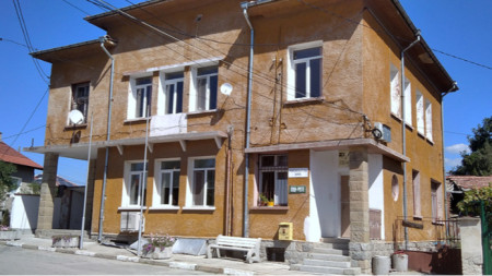 Сградата на кметството, пенсионерския клуб и читалището в село Баланово