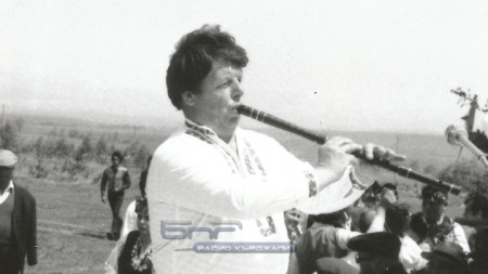 Нейчо Георгиев свири по случай 50-годишнината на читалище „Христо Ботев” в с. Терзийско, 1979 г.  Снимка: Личен архив