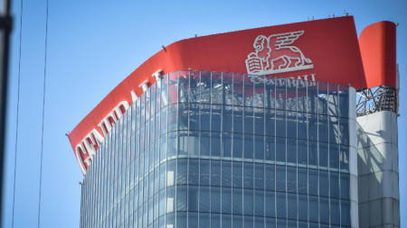 Частично срутената табела на Generali на небостъргача в Милано, Италия, 30 юни 2025 г.