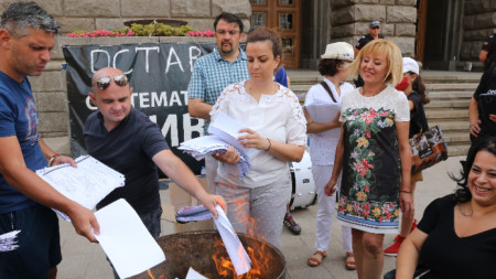 Пред сградата на ЦИК, Мая Манолова запали протоколи от местните избори.