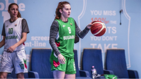 Деница Манолова