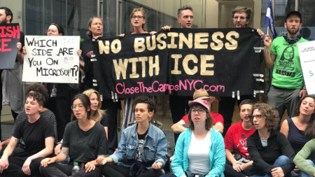 Участници в демонстрация пред магазин на „Майкрософт“ в Ню Йорк.