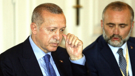 Реджеп Ердоган (вляво) на срещата на върха ПСЮИЕ в Сараево