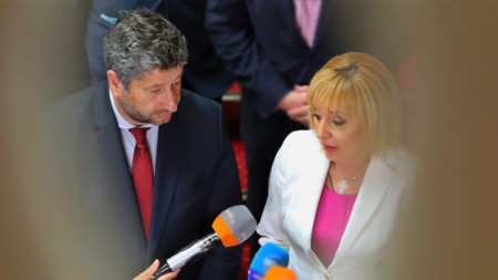 Председателят на парламентарната група на Демократична България Христо Иванов напусна