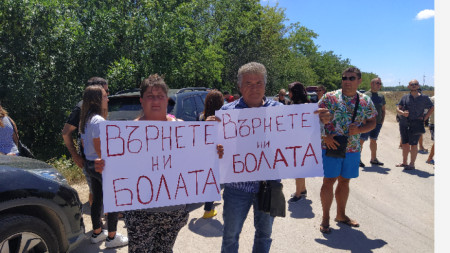 Жители на село Българево, рибари и ресторантьори протестираха днес срещу ограничителните мерки за достъп до залива Болата.