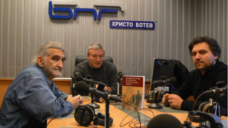 Николай Поппетров, Митко Новков и Филип Филипов (отляво надясно) в студиото на програма „Христо Ботев“