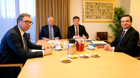 Сръбският президент Александър Вучич (ляво) с косовския премиер Албин Курти (дясно) разговаряха с дипломат №1 на ЕС Жозеп Борел.
