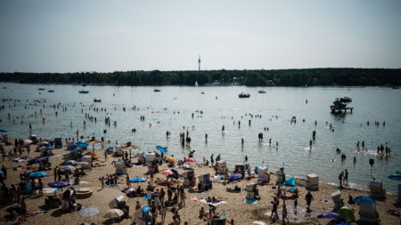 Много плажуващи имаше на 19 юли 2022 г. на езерото Ванзее край Берлин, Германия.
