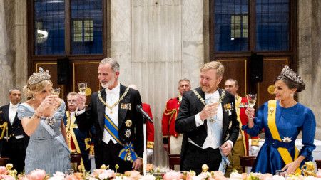 Кралица Максима, крал Фелипе VI, крал Вилем-Александър и кралица Летисия вдигат тост в кралския дворец в Амстердам, 17 април 2024 г. 