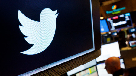 Акциите на Twitter е сринаха за кратко с над 20