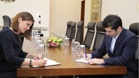 El primer ministro de Bulgaria (dcha.) firma el memorándum de cooperación con el Instituto de Gobernanza de Basilea