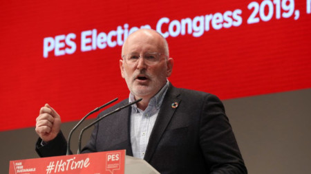 Кандидатът на ПЕС за председател на ЕК Франс Тимерманс говори от трибуната на конгреса на евросоциалистите в Мадрид.