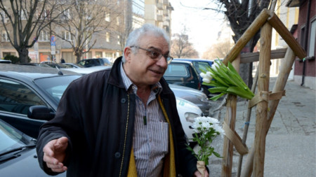 Николай Иванов е донесъл цветя на гроба на Левски, но там е паркирал автомобил