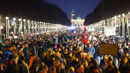 Протестиращите на митинг пред Бранденбургската врата в Берлин, Германия, 2 февруари 2025 г.