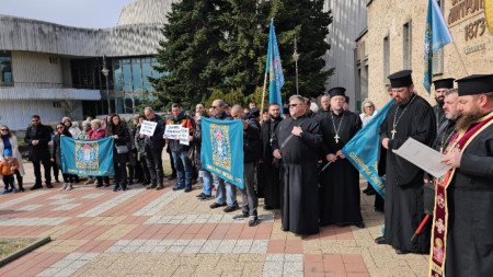 Духовници и миряни от Сливенска епархия излязоха на протест