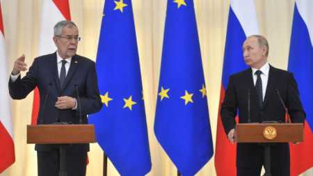 Президентът на Русия Владимир Путин (вдясно) и австрийския му колека Александър Ван дер Белен на пресконференцията им в Сочи.