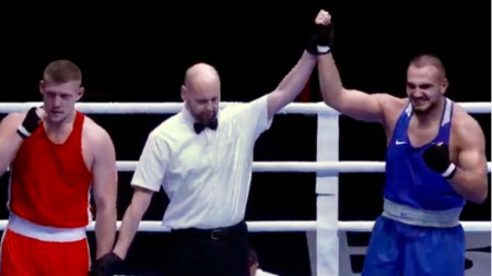 Кирил Георгиев (в синьо) ликува след съдийското решение.