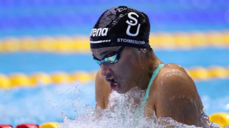 Камелия Стоименова по време на рекордното плуване.
