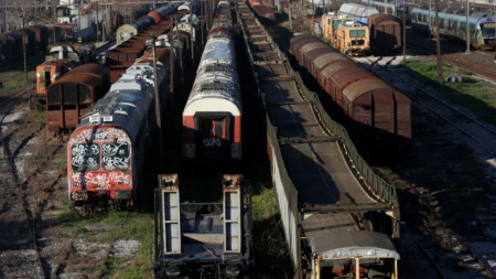 Засега товарните влакове транспортират контейнери със стока само по посока Скопие и София.