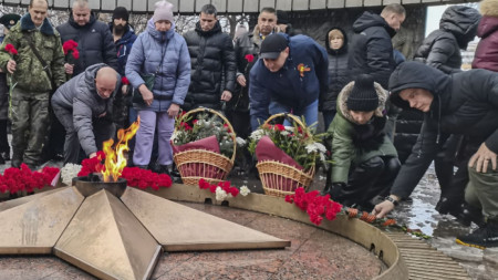 Полагане на цветя пред Вечния огън в Толиати, Самарска област на Русия, в памет на загиналите руски военни в Макеевка, 3 януари 2023 г.