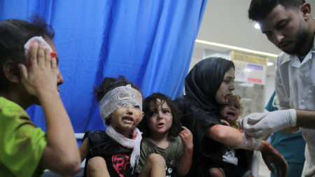 Палестински деца, ранени при израелски въздушен удар в Газа, 11 октомври 2023 г.