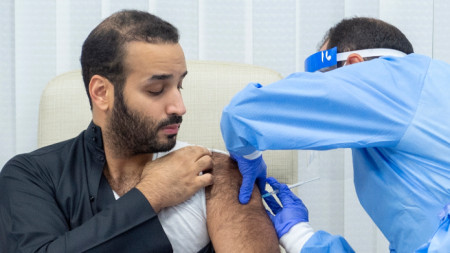 Престолонаследникът принц Мохамед бин Салман получава ваксина срещу коронавируса - Риад, Саудитска Арабия, 25 декември 2020