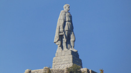 Паметникът на Альоша на едно от тепетата в Пловдив