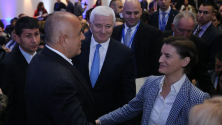 Бойко Борисов приветства Ана Бърнабич под погледа на Душко Маркович (в средата) на Международна среща на високо равнище за стартиращите предприятия в София. Премиерът имаше отделни срещи с колегите си от Сърбия и Македония.