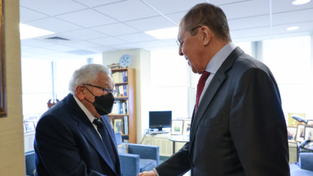Руският външен министър Сергей Лавров (вдясно) и бившия държавен секретар на САЩ Хенри Кисинджър (вляво) по време на среща в Ню Йорк, САЩ, 23 септември 2021 г.