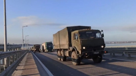 Кадър от видео на Южния военен окръг, показващ автоколона на част от материално-техническото снабдяване да напуска Крим по моста към Русия.