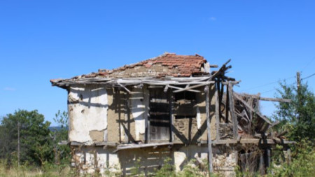 Изоставена къща в село Варовник