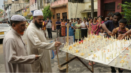 Мюсюлмани палят свещи пред църквата 