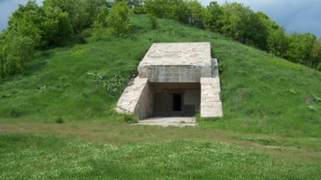 Тракийската куполна гробница Жаба могила край Стрелча отново е отворена