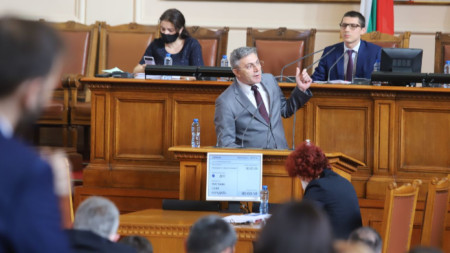 Лидерът на ДПС Мустафа Карадайъ обвини Асен Василев в нарушение на законите на България.