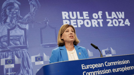 Вера Йоурова говори на пресконференцията за доклада за върховенството на закона за 2024 г. след седмичната среща на Европейския колегиум на комисарите в Брюксел, Белгия, 24 юли 2024 г.