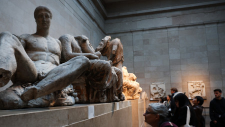 Посетителите разглеждат мраморите на Елгин (от Партенона) в Британския музей в Лондон, 28 ноември 2023 г. Британският премиер Сунак отмени среща с гръцкия премиер Мицотакис заради разногласията, свързани със скулптурите.