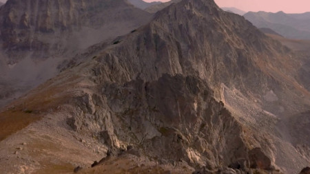 Изкачването на връх Голяма Стража през ръба Ушиците е много трудно и изисква сериозна физическа подготовка и катерачески умения.