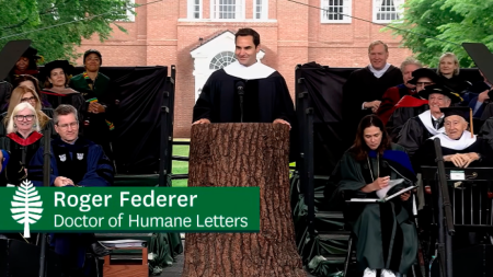 Роджър Федерер произнася речта си.