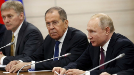 Дмитрий Песков,Сергей Лавров, и Владимир Путин