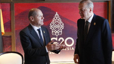Канцлерът на Германия Олаф Шолц (вдясно) и президентът на Турция Ердоган по време на срещата на G-20 в Индонезия - 11 ноември 2022