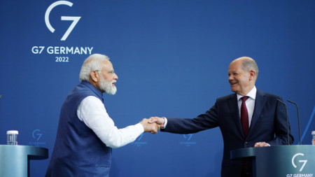 Министър-председателят на Индия Нарендра Моди (вляво) и канцлерът на Германия Олаф Шолц - 2 май 2022